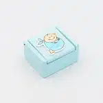 صندوق خشبي صغير باللون الأزرق