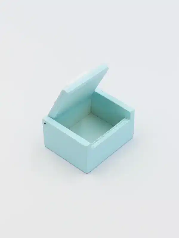 ⁦صندوق خشبي صغير باللون الأزرق⁩ - الصورة ⁦2⁩