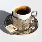 قطعة شوكولا بيضاء مربعة